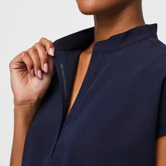FIGS Rafaela Oversized Scrub Top in Navy Blue size Women's Small - Picture 5 of 12